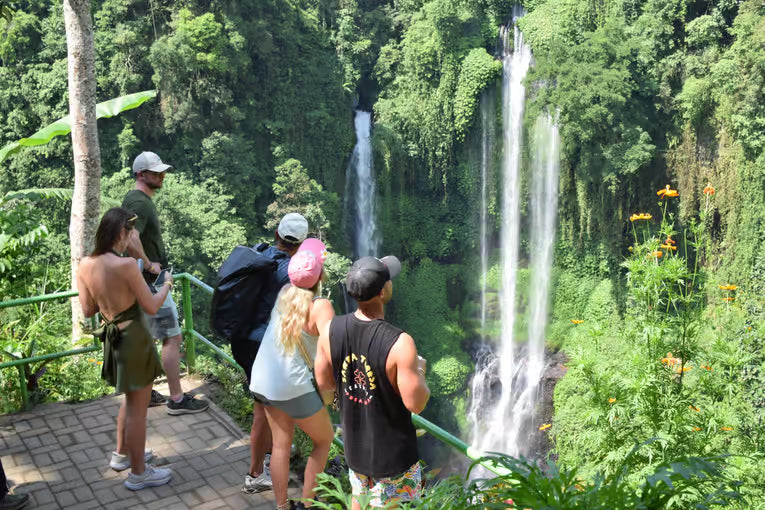 Bali: Prywatny czarter samochodu z kierowcą 10H